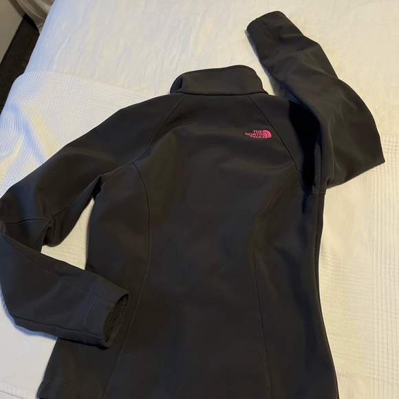 The North Face Embroidered Women's Apex Barrier Soft Shell Jacket - Picture 3 of 4